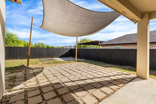 Building Photo - 905 Rotonda Ln