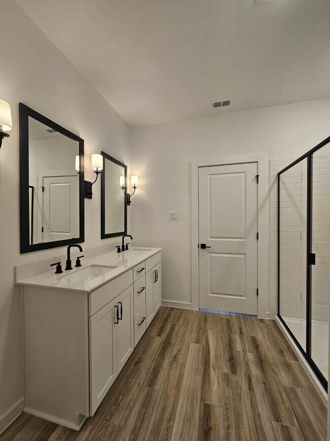 Building Photo - 8411 Bay Rdg Cir