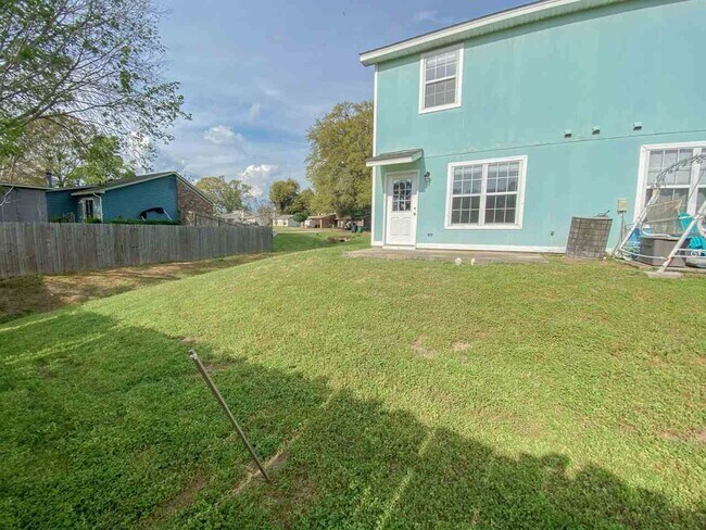 Building Photo - 2416 Manzanita Ct