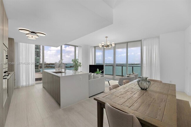 Building Photo - 2900 NE 7th Ave