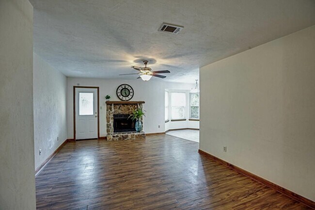 Building Photo - 3232 Riddle Dr