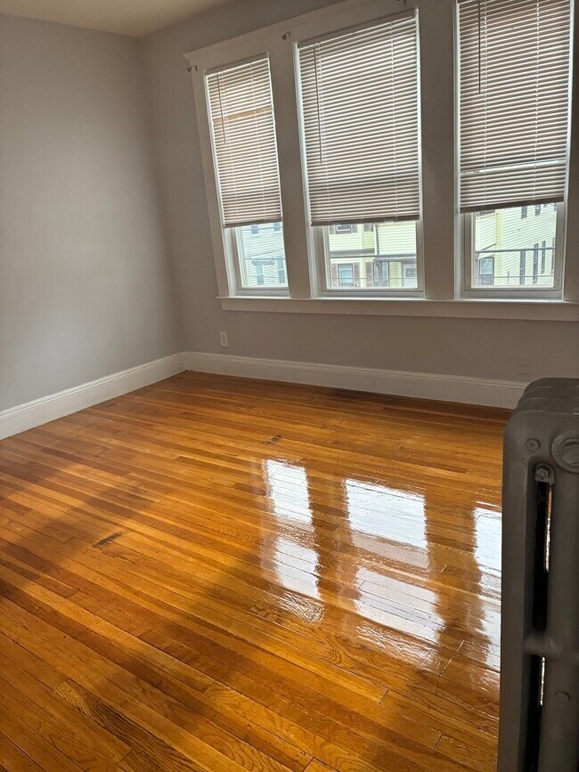 Building Photo - 120 Capen St