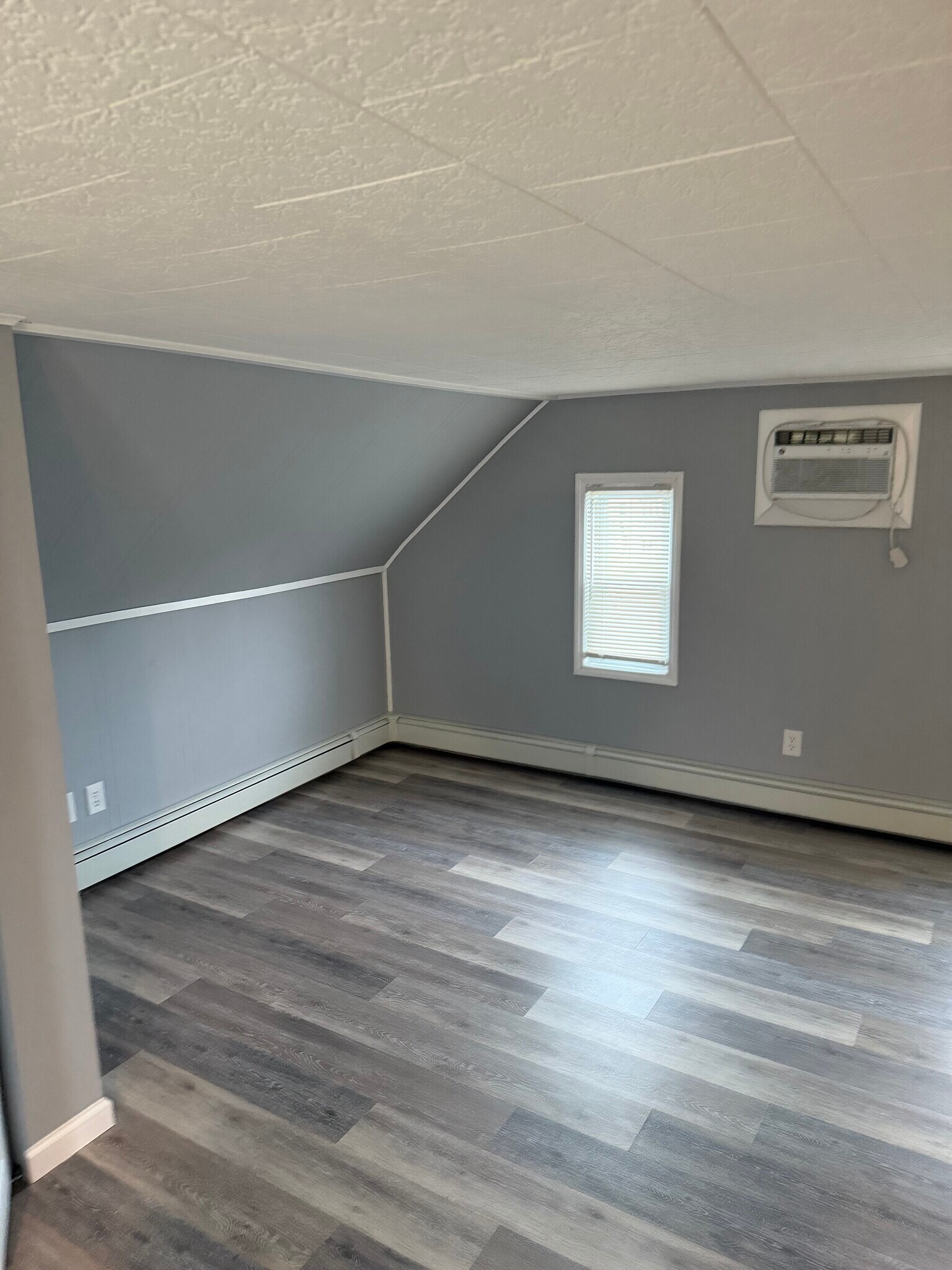 Building Photo - 1324 Main St