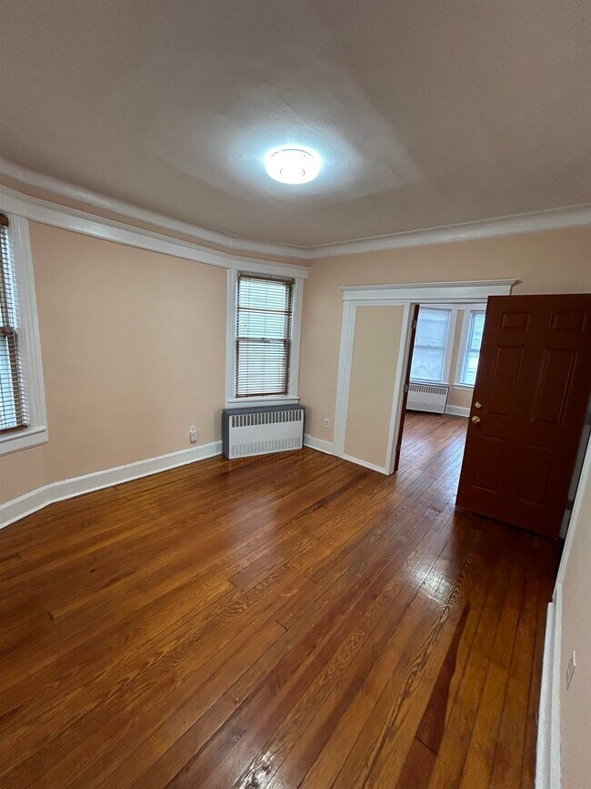 Building Photo - 364 WOODLAWN Ave