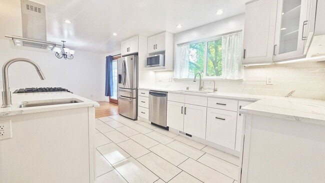 Building Photo - Spacious 4 Bed 3 Bath Home in Sought After...