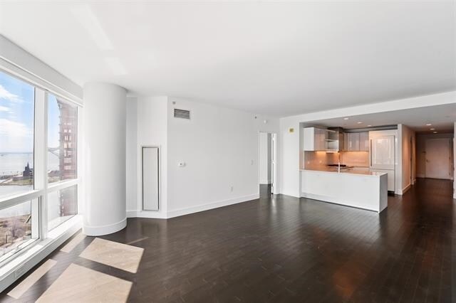 Building Photo - 77 Hudson St