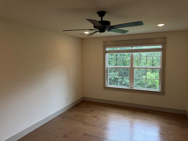Building Photo - 7 Tiverton Ln