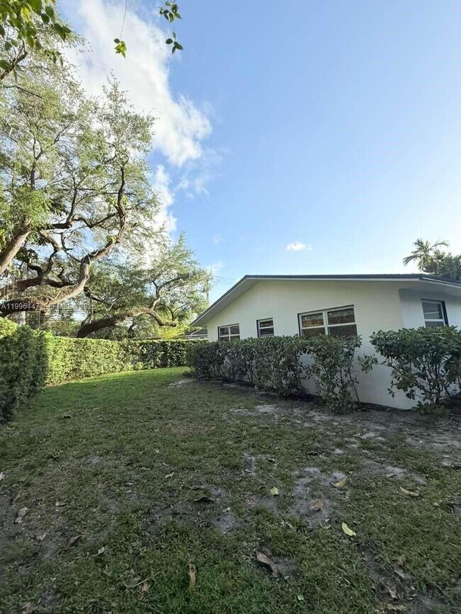 Building Photo - 325 NE 131st St