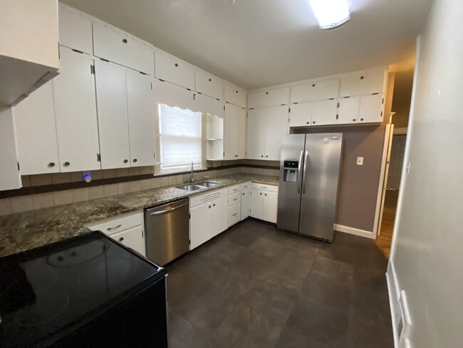 Building Photo - Charming Home in the Country Club Neighborhood!