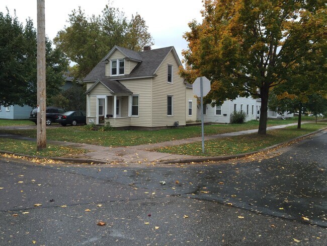 Primary Photo - 3 Bed 1 Bath close to UWEC! Available July...
