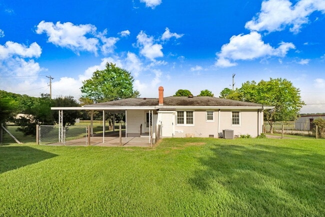 Building Photo - RENOVATED 2 BR, 1.5 BA W/ DETACHED GARAGE/ STORAGE - PIKEVILLE SCHOOLS