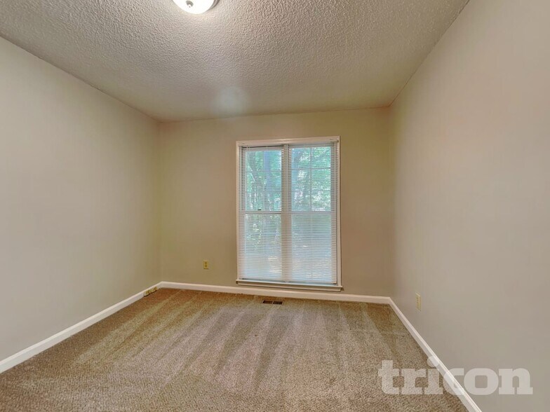 Building Photo - 5450 Bridle Dr