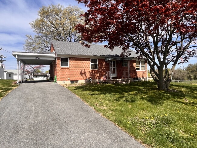 Building Photo - Charming Brick Rancher for Rent