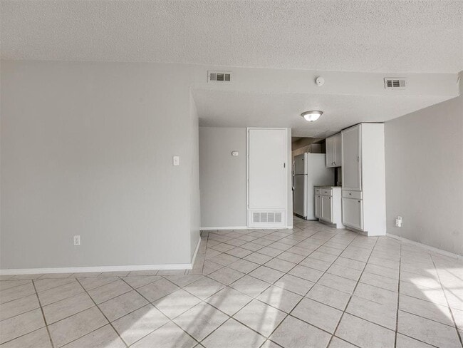 Building Photo - 1402 Bill Carrol Dr