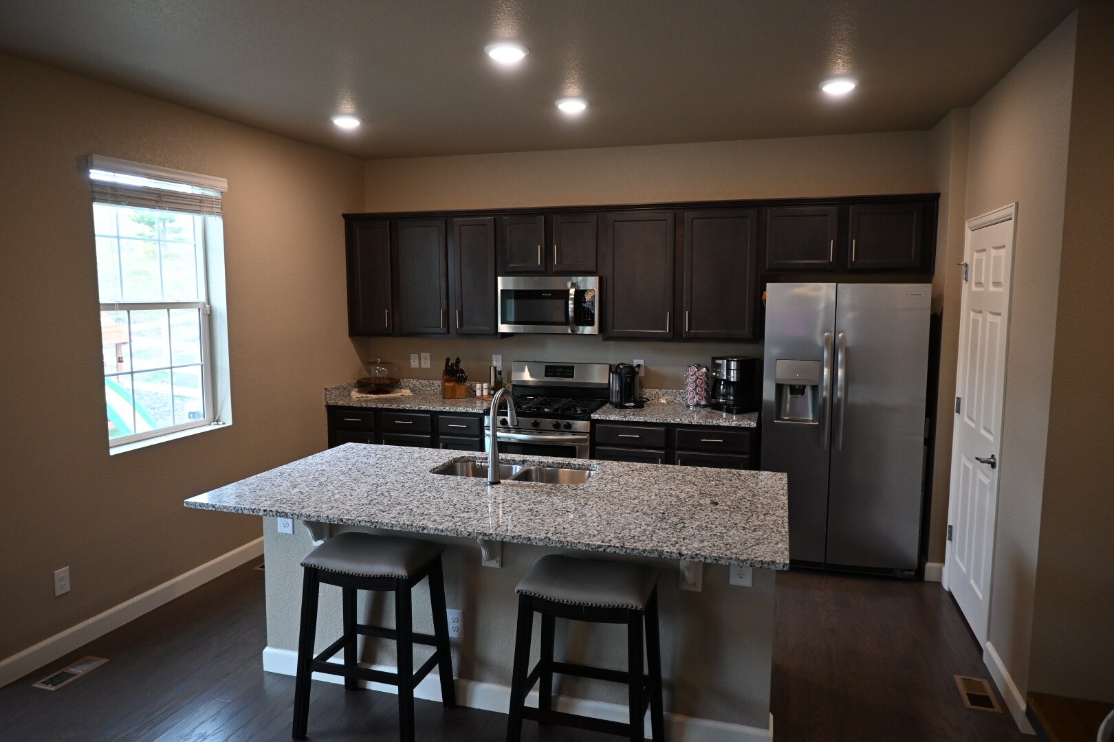 Building Photo - 1986 Shadow Creek Dr