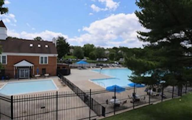 Building Photo - Spacious and Sunlit 2BR/2BA Condo with Por...