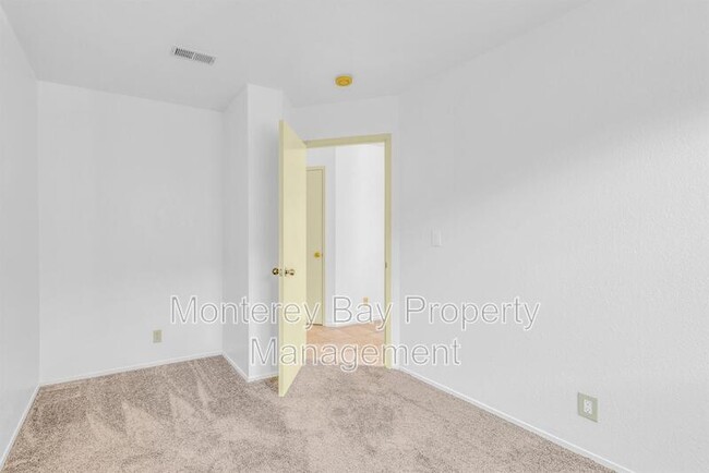 Building Photo - 143 Seal Ct