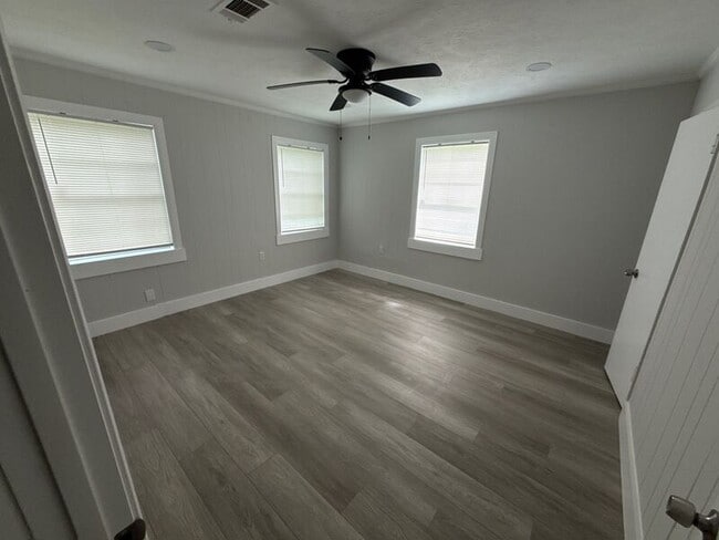 Building Photo - 2317 Belvedere Dr