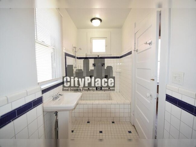 Building Photo - 642 S Meridian St