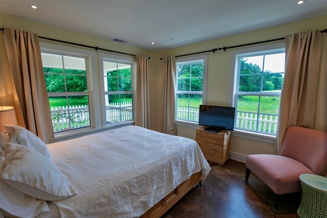 Building Photo - 404 N Meyersville Rd