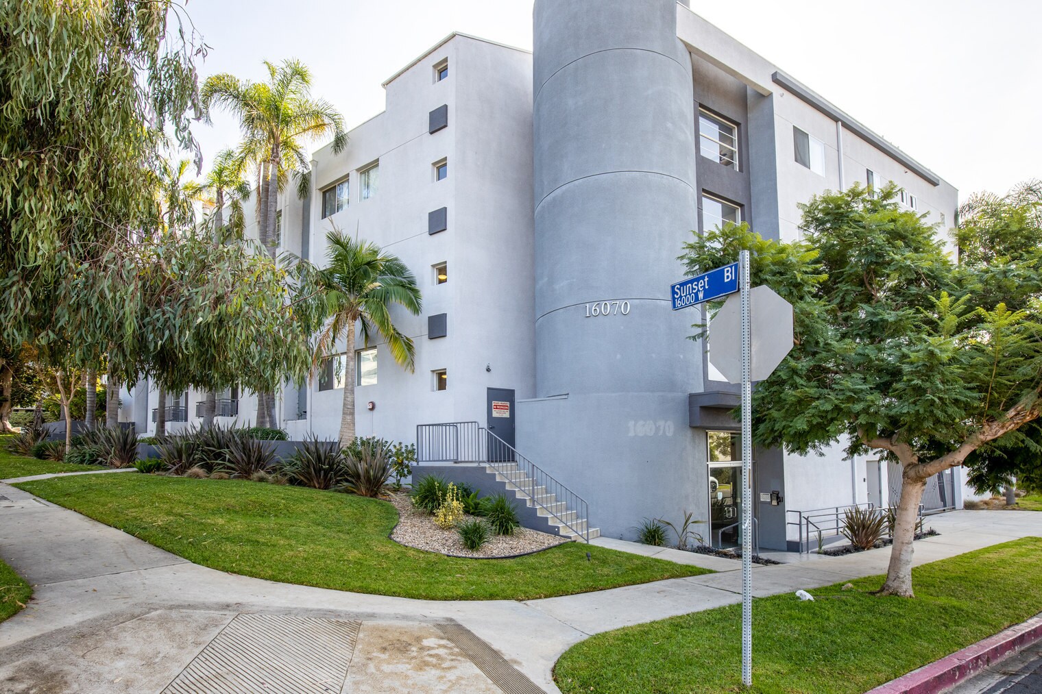 Building Photo - 16070 W Sunset Blvd