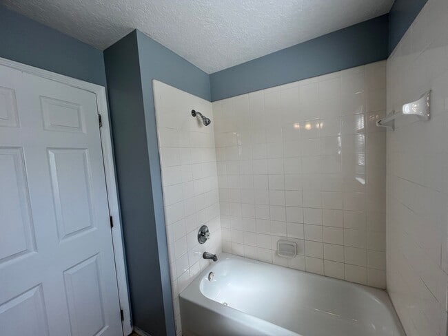 Building Photo - 2304 Hickory Pine St