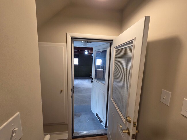 Building Photo - Beautiful 4 bedroom in Forest Hills