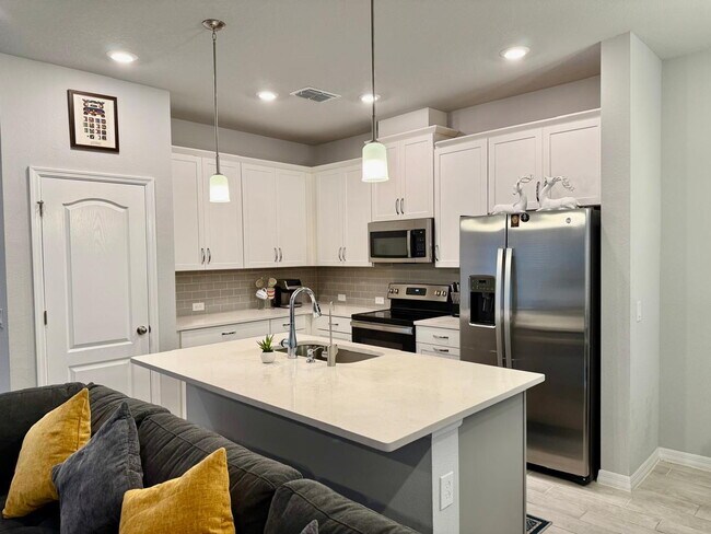 Building Photo - Spacious 4-Bedroom Corner Townhome with Loft & Lake Views in Ocoee