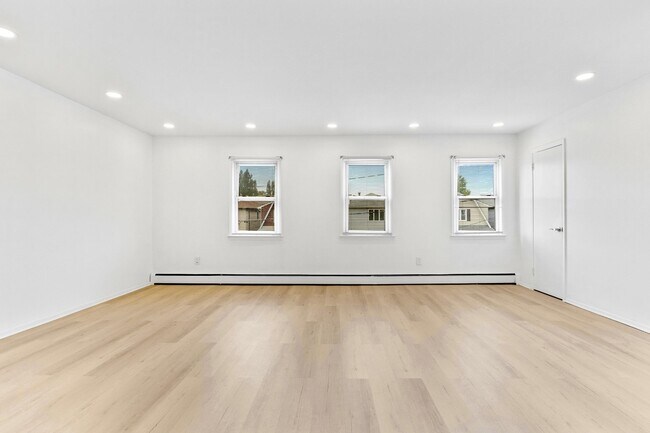 Building Photo - 64 Isabella Ave