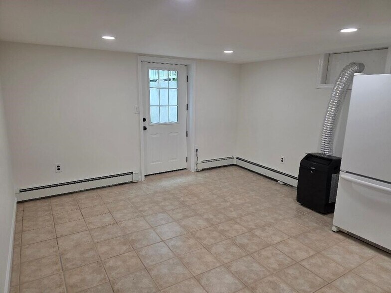 Building Photo - 9 Charles St