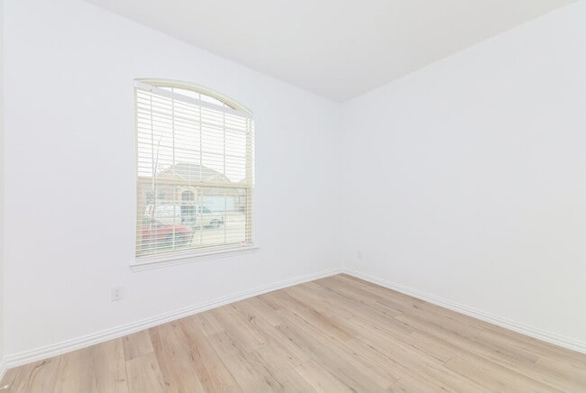 Building Photo - 1110 Daffodil St