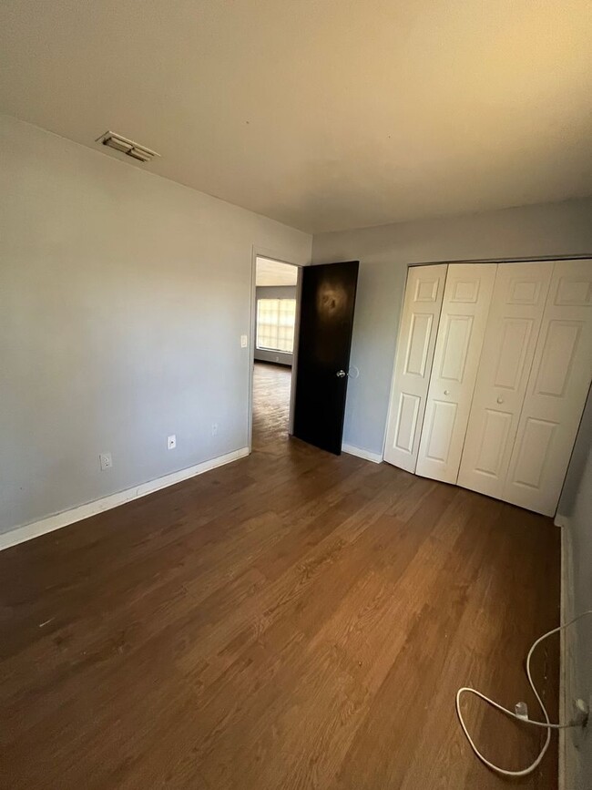 Building Photo - Spacious 2-bedroom 1 bathroom Move in ready!