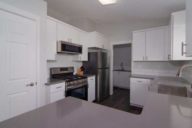 Building Photo - 3 Bed 2 Bath fully updated home adjacent to park & shopping