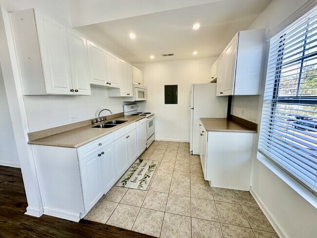 Building Photo - Spacious Three Bedroom Townhome in Old South!