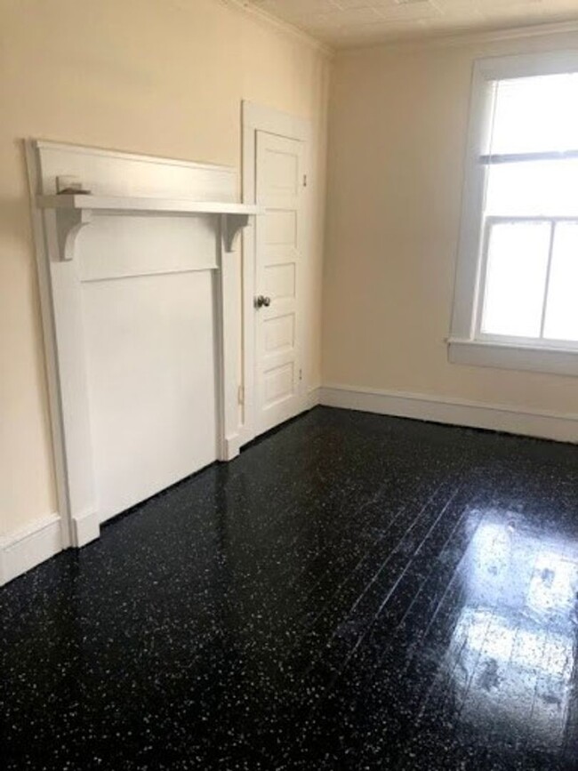 Building Photo - Two bedroom, 1 bath Quadplex in Burlington