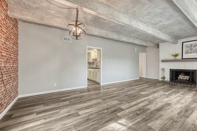 Building Photo - Charming 3-Bed Penthouse Condo in Denver with 2 full bathrooms! – Open Floor Plan *Move in specia...