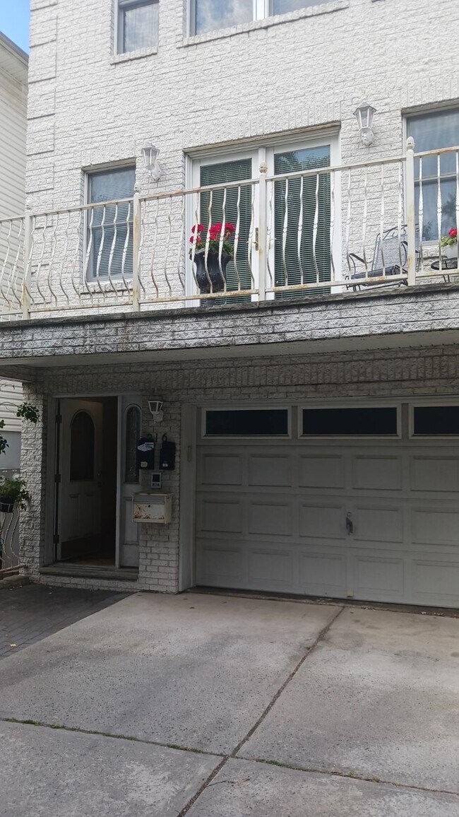 Building Photo - 316 Linden Ave