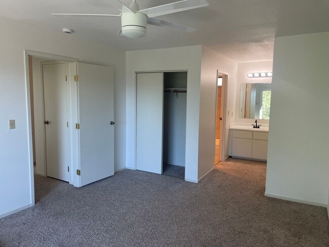 Building Photo - Cute 3 Bedroom Townhome close to UNR