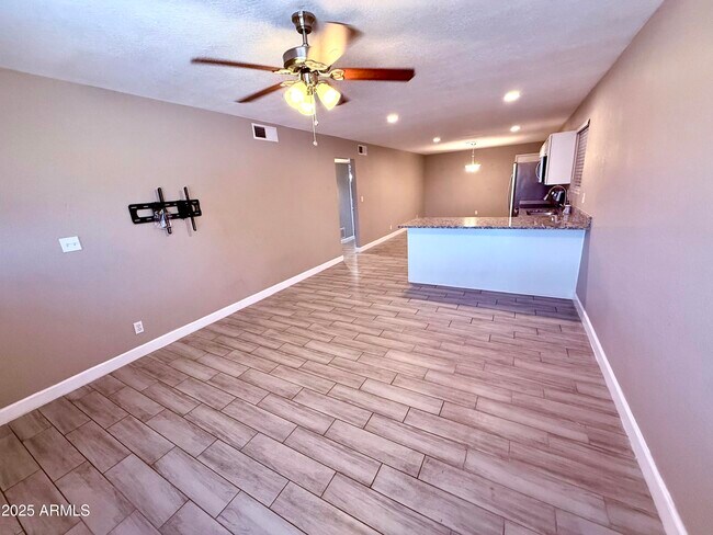 Building Photo - 937 N Wedgewood Dr