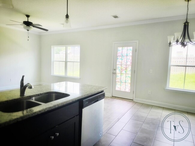 Building Photo - FALL MOVE-IN SPECIAL: $1000 OFF 1st MONTH'S RENT!**