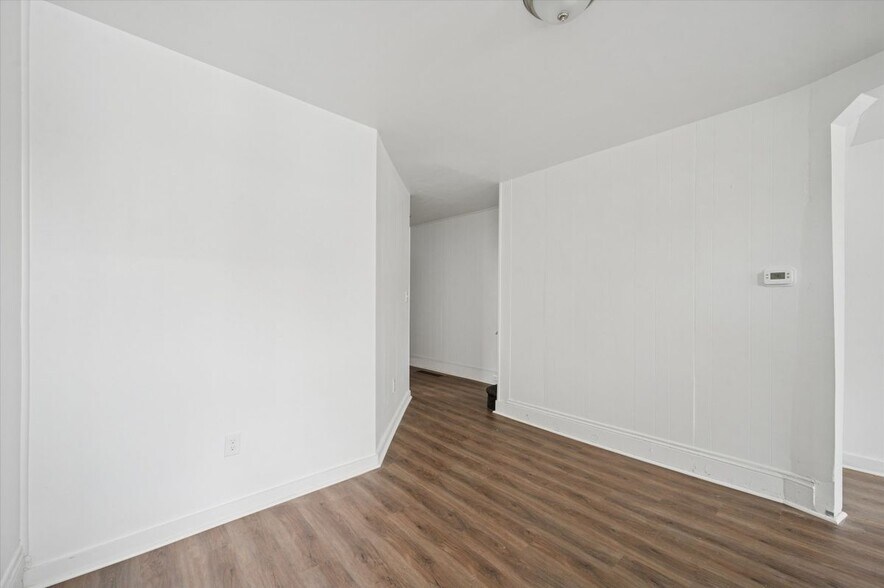 Building Photo - 1124 W 9th St