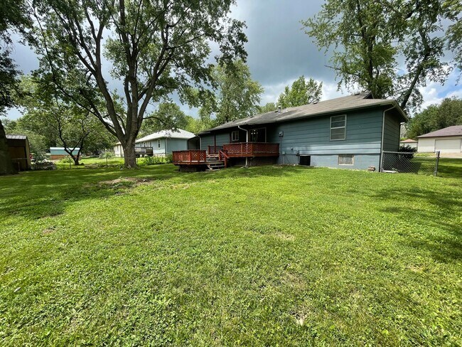 Building Photo - Great Location 3 bedroom 1 bath 1car garage