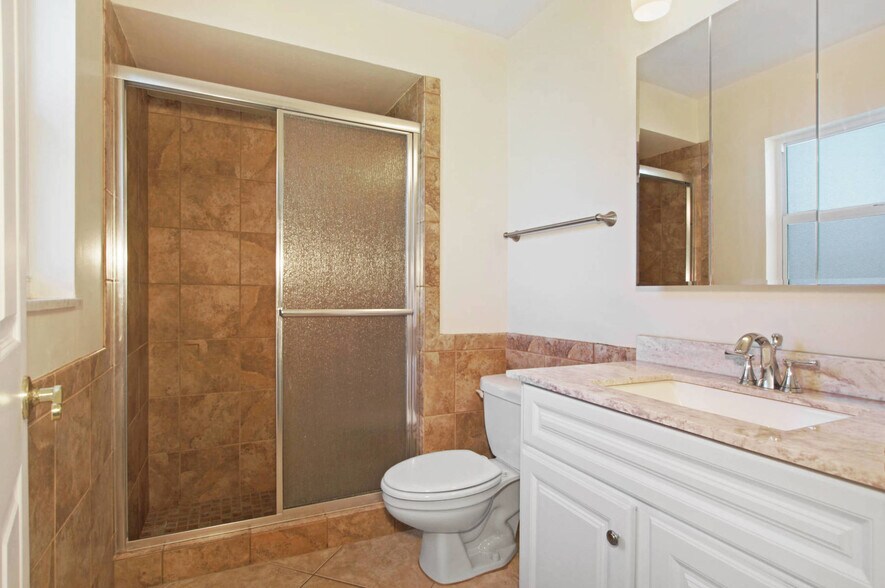 Building Photo - 5652 Eichen Cir