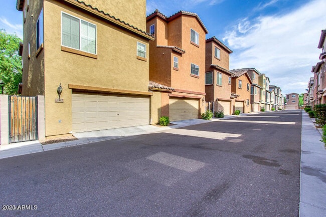 Building Photo - 1927 N 78th Dr