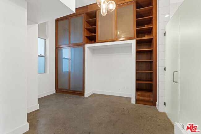 Building Photo - 1152 N La Cienega Blvd