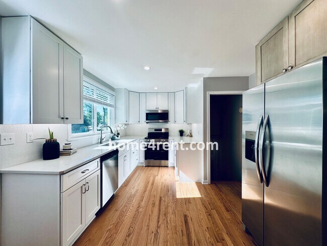 Building Photo - Attractive Overland Park Home w/ Wood Floo...
