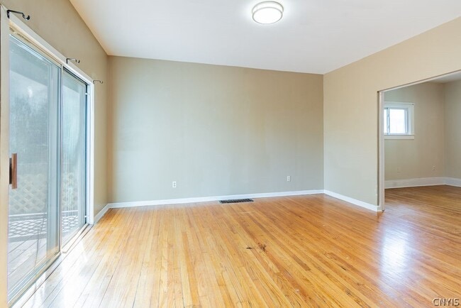 Building Photo - 325 S Midler Ave