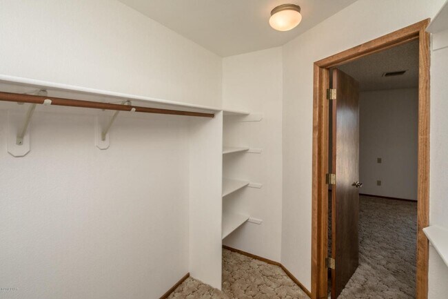 Building Photo - Unfurnished Long Term House! Price Adjustm...