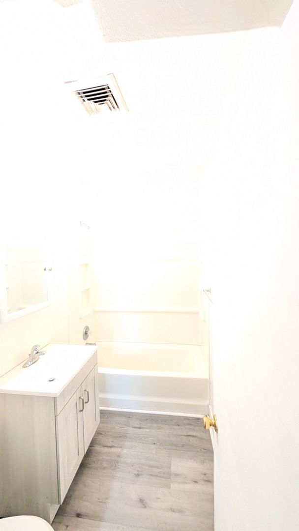Building Photo - Creekside 1BR with Central Air and W/D