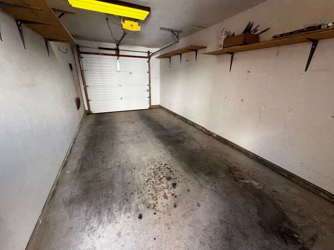 Building Photo - 3 Bedroom 2 bath plus loft and one car garage.